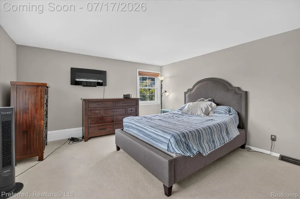 22519 Woodrising Lane Farmington Hills City MI 48335