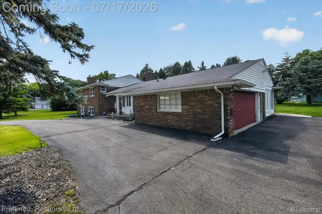 22519 Woodrising Lane Farmington Hills City MI 48335