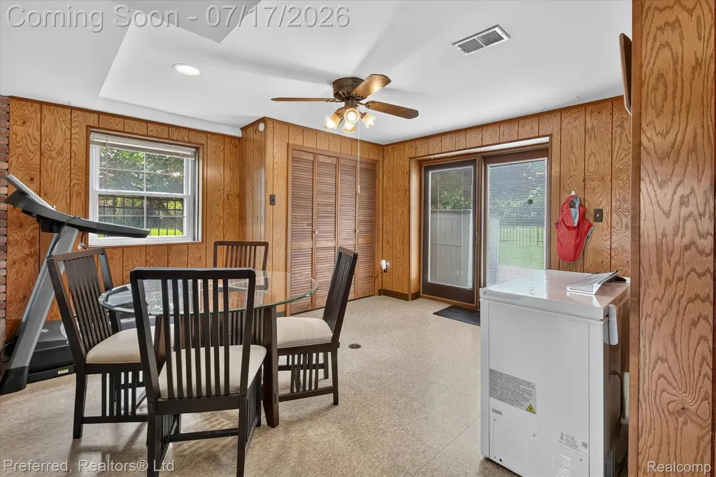 22519 Woodrising Lane Farmington Hills City MI 48335