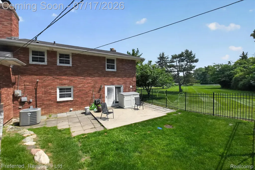 22519 Woodrising Lane Farmington Hills City MI 48335