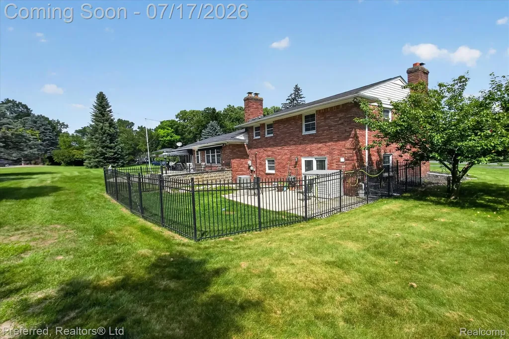 22519 Woodrising Lane Farmington Hills City MI 48335