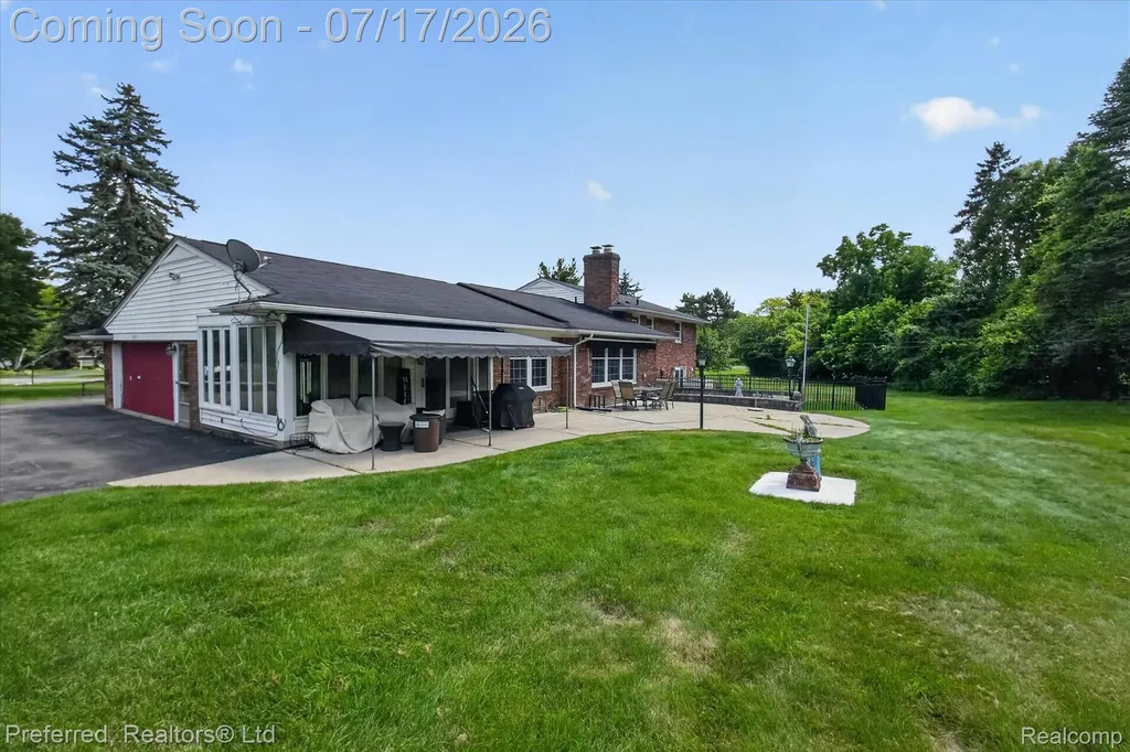 22519 Woodrising Lane Farmington Hills City MI 48335