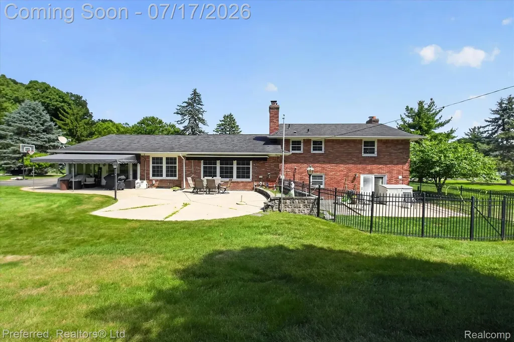 22519 Woodrising Lane Farmington Hills City MI 48335