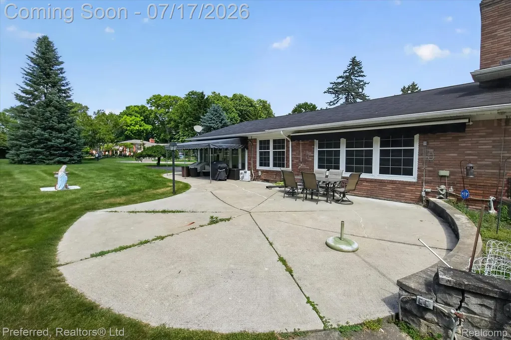 22519 Woodrising Lane Farmington Hills City MI 48335