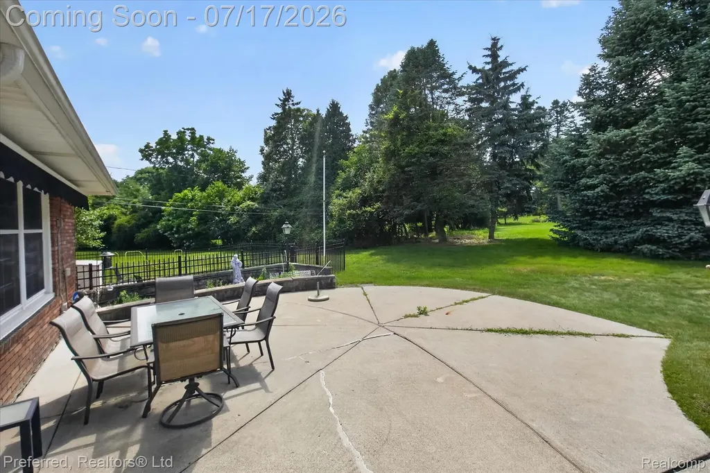 22519 Woodrising Lane Farmington Hills City MI 48335