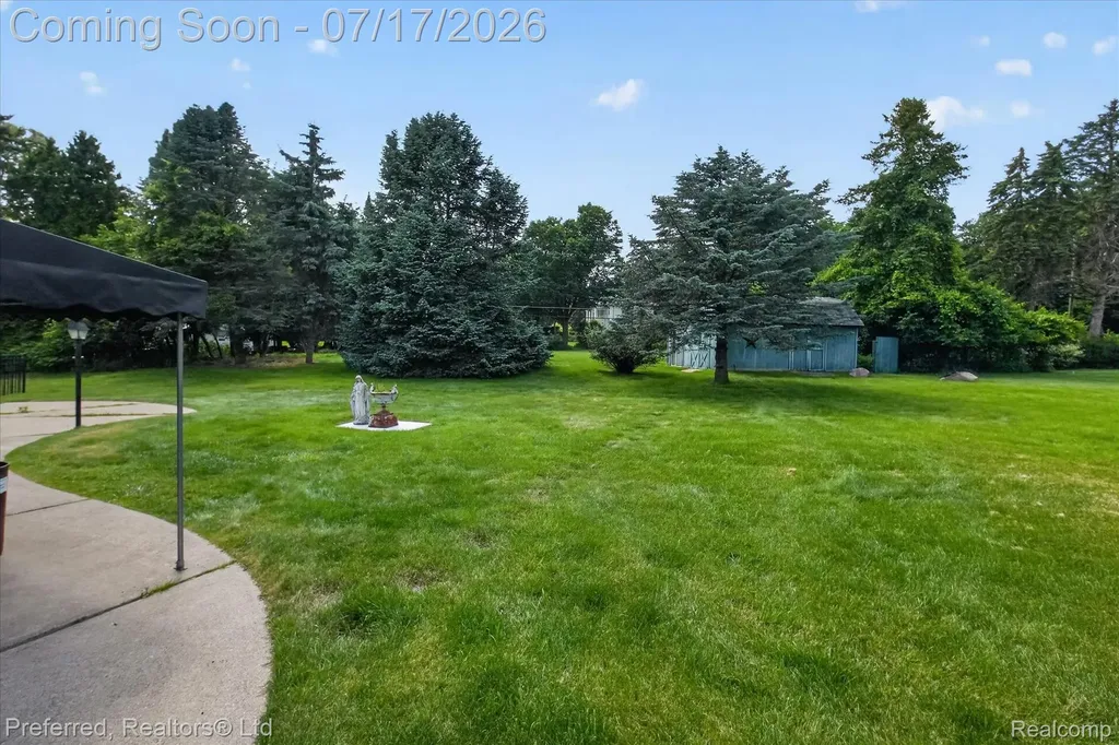 22519 Woodrising Lane Farmington Hills City MI 48335