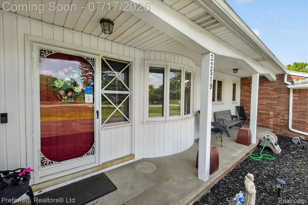 22519 Woodrising Lane Farmington Hills City MI 48335