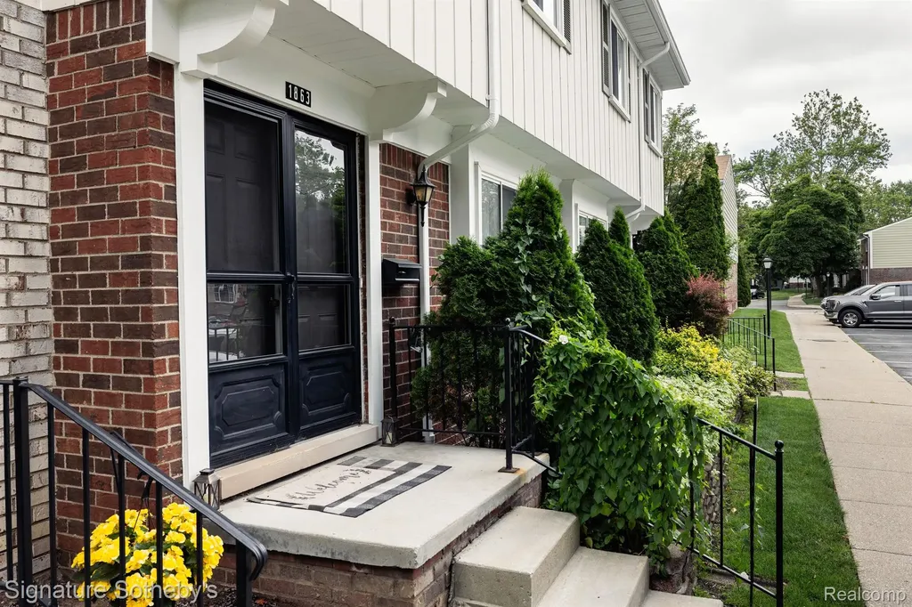 1863 Newporte Royal Oak City MI 48073