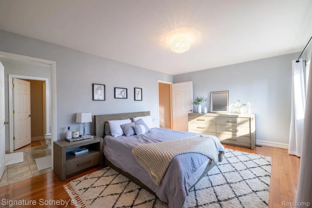 1863 Newporte Royal Oak City MI 48073