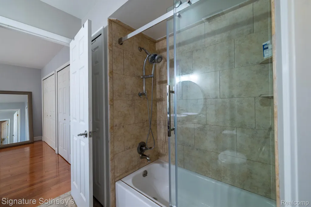 1863 Newporte Royal Oak City MI 48073