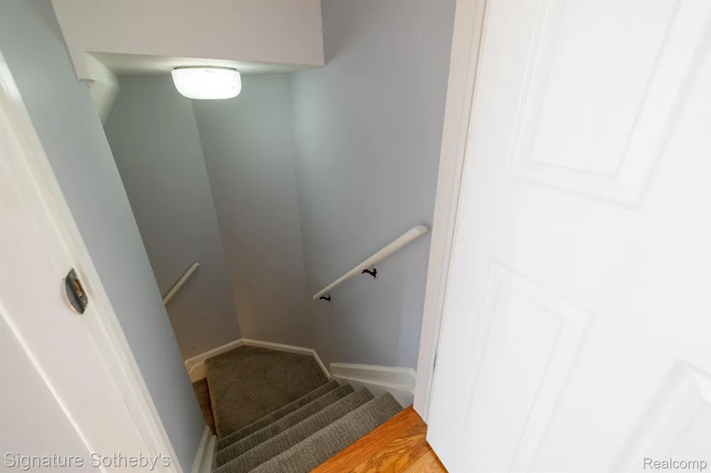 1863 Newporte Royal Oak City MI 48073