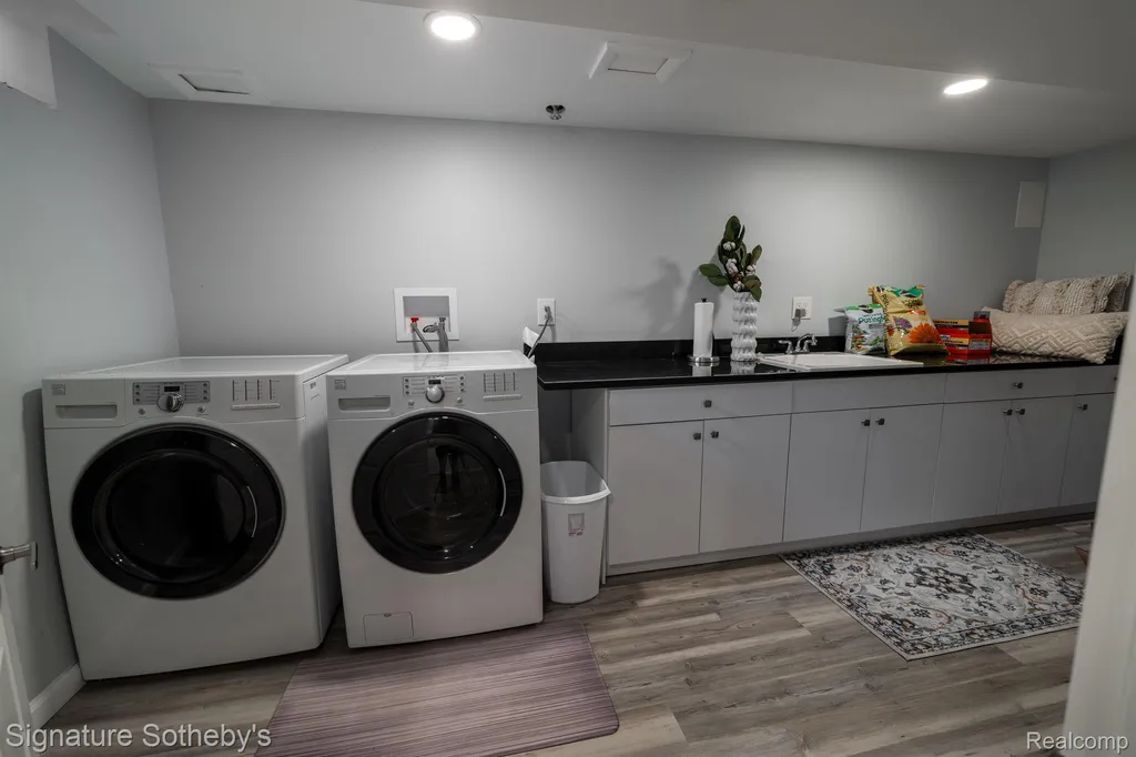 1863 Newporte Royal Oak City MI 48073