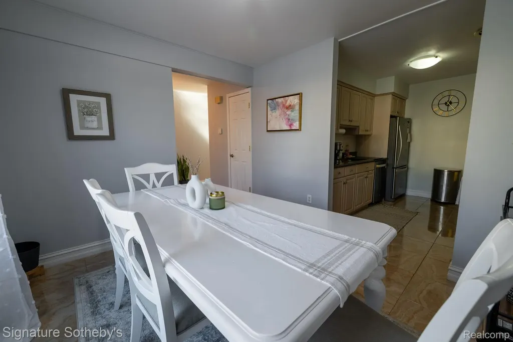 1863 Newporte Royal Oak City MI 48073