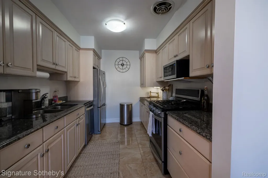 1863 Newporte Royal Oak City MI 48073