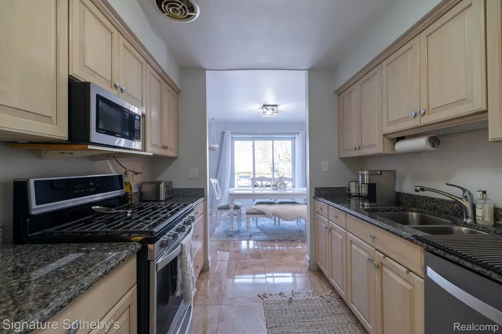 1863 Newporte Royal Oak City MI 48073