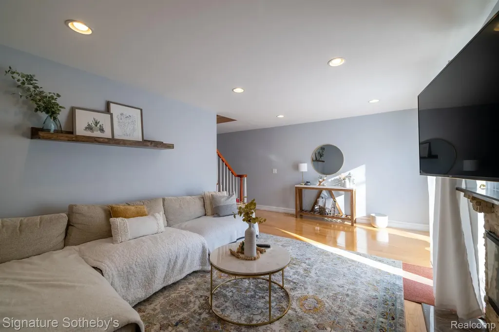 1863 Newporte Royal Oak City MI 48073