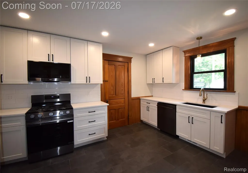 45669 Cass Avenue Utica City MI 48317