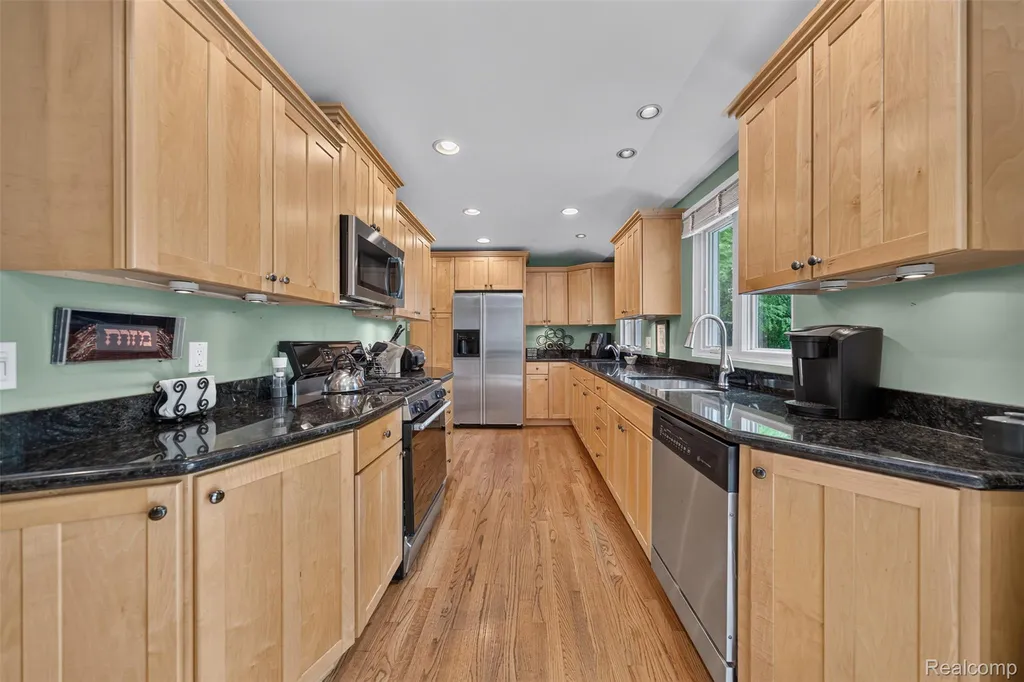 32873 Norchester Street Beverly Hills Village MI 48025