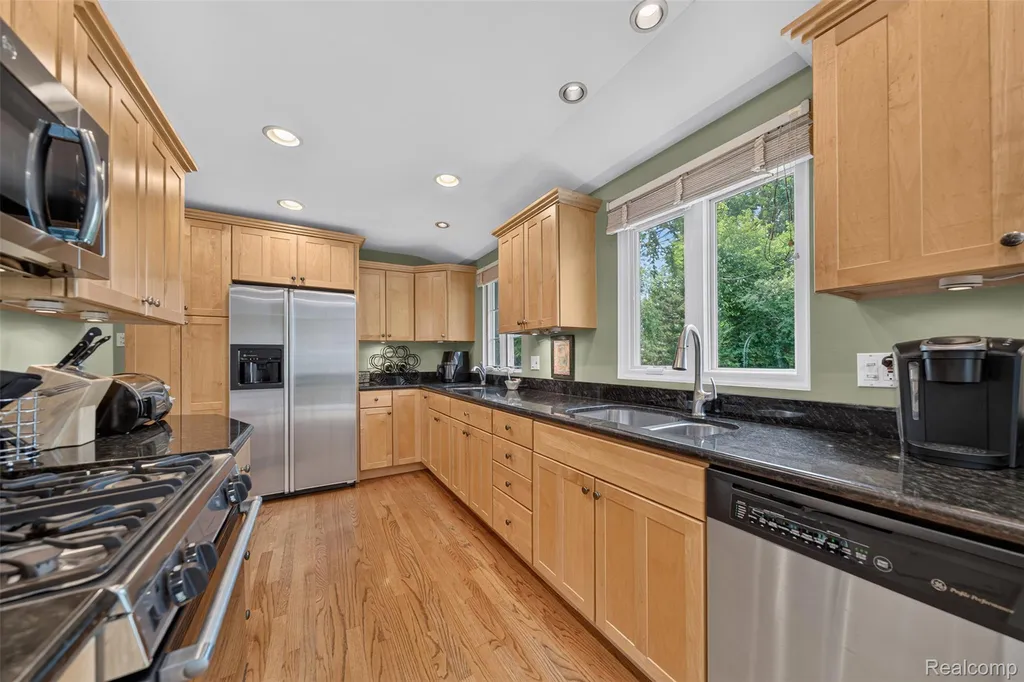 32873 Norchester Street Beverly Hills Village MI 48025