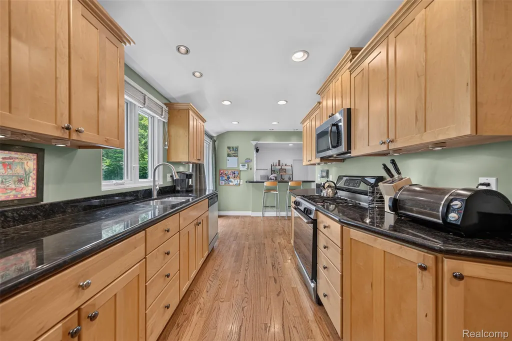 32873 Norchester Street Beverly Hills Village MI 48025