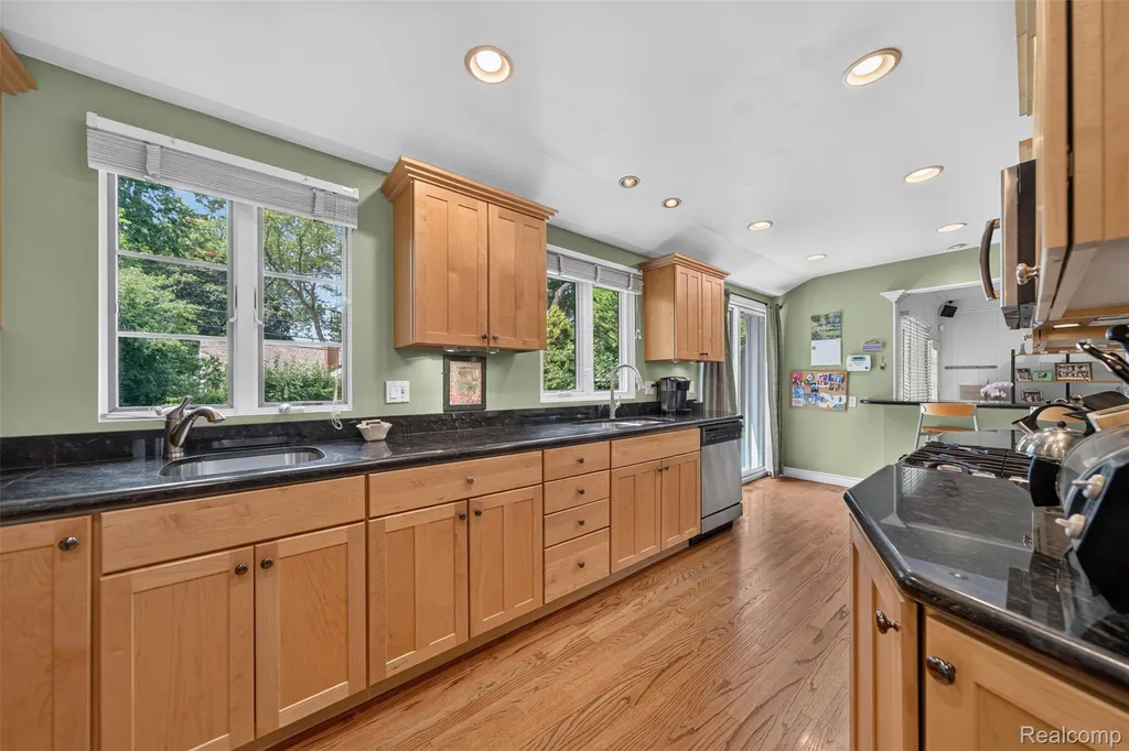 32873 Norchester Street Beverly Hills Village MI 48025