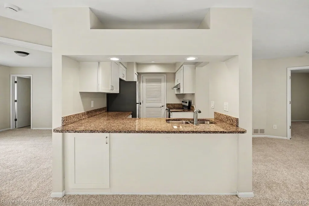 1502 Meadow Side Drive Rochester Hills City MI 48307