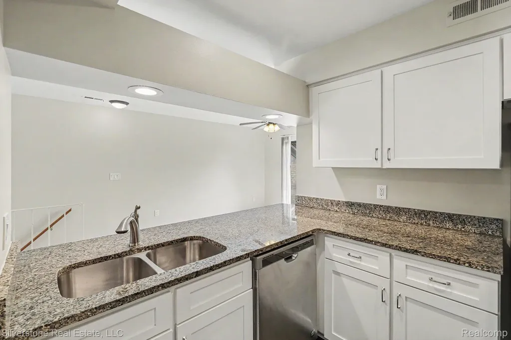 1502 Meadow Side Drive Rochester Hills City MI 48307