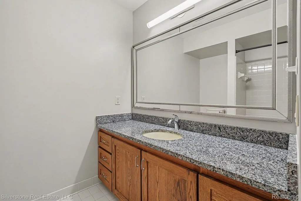 1502 Meadow Side Drive Rochester Hills City MI 48307