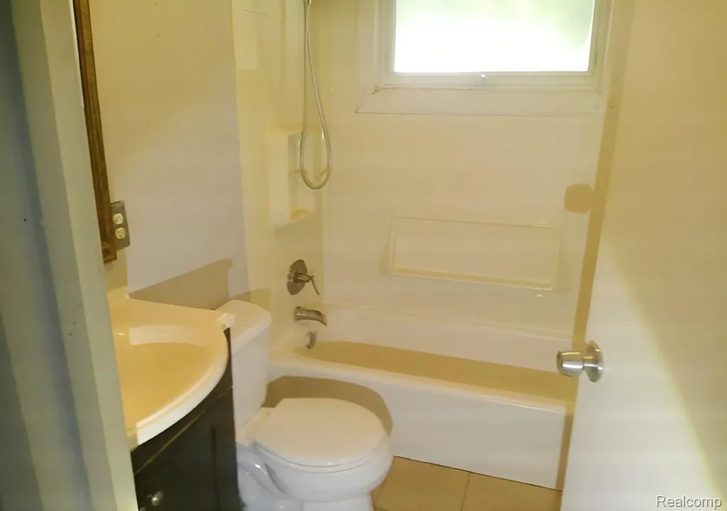 433 Crestview Street Flushing City MI 48433
