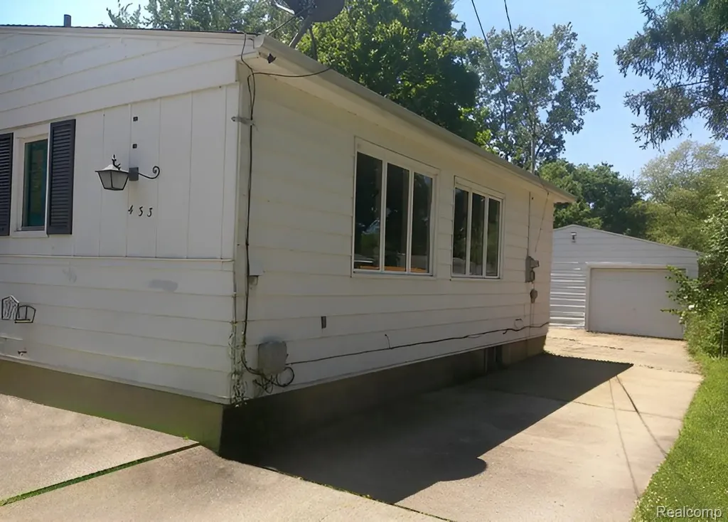433 Crestview Street Flushing City MI 48433