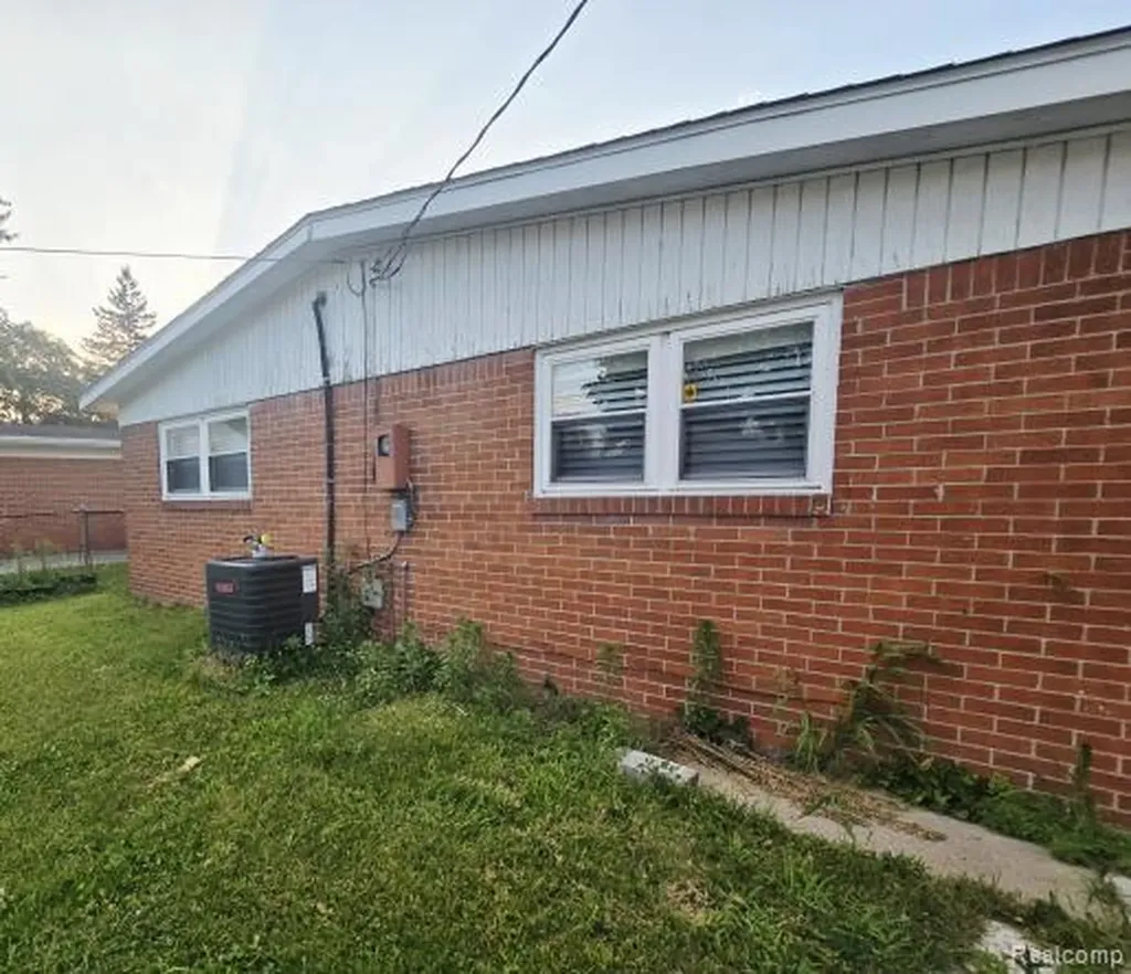1292 Moulin Avenue Madison Heights City MI 48071
