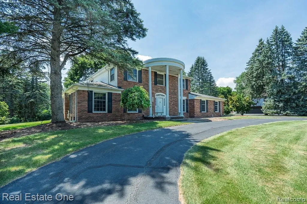 2633 New England Drive Rochester Hills City MI 48309