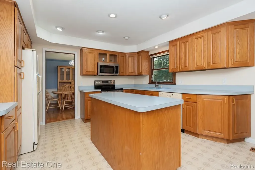 2633 New England Drive Rochester Hills City MI 48309