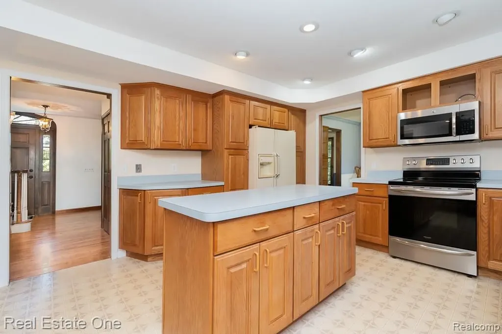 2633 New England Drive Rochester Hills City MI 48309