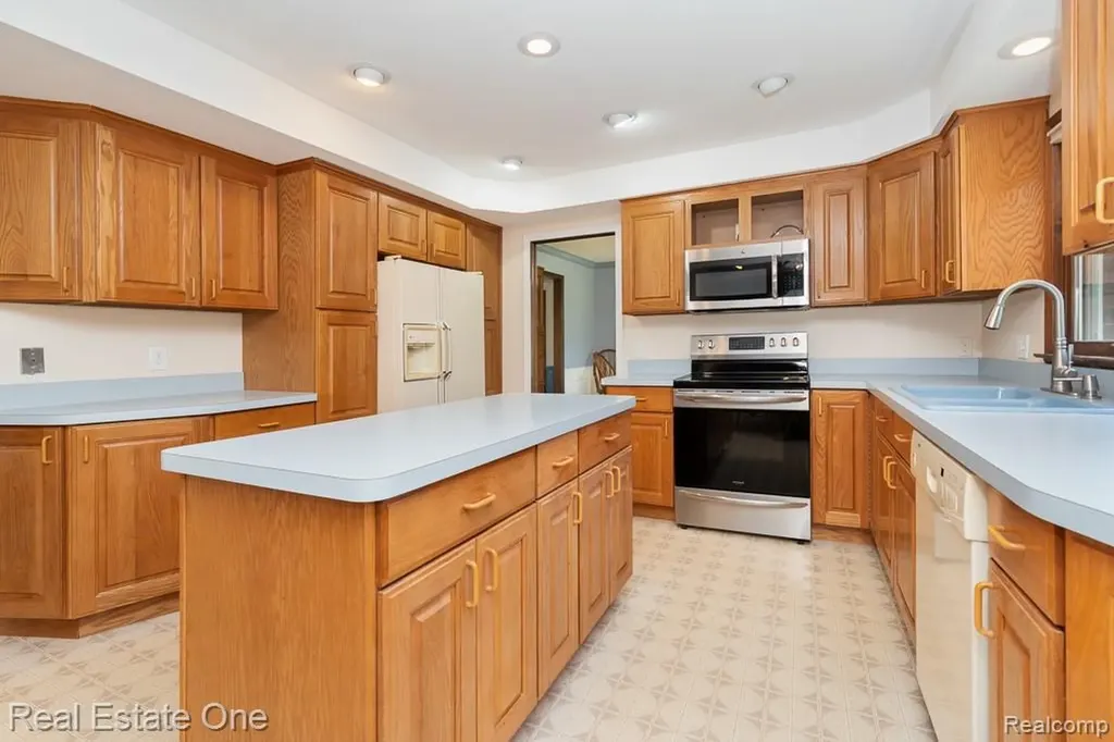 2633 New England Drive Rochester Hills City MI 48309