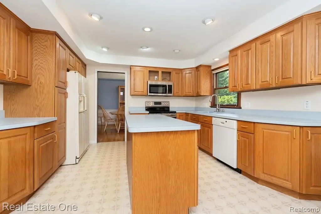 2633 New England Drive Rochester Hills City MI 48309
