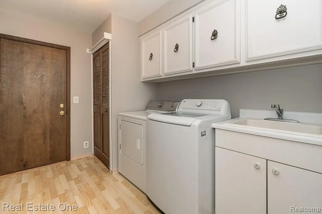 2633 New England Drive Rochester Hills City MI 48309
