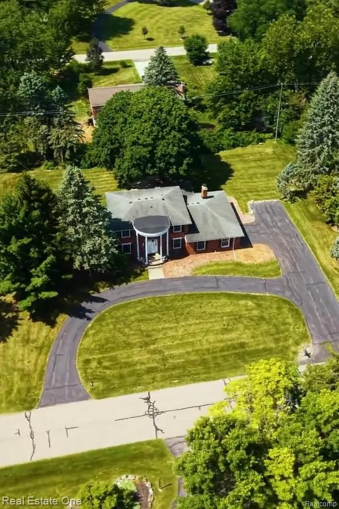 2633 New England Drive Rochester Hills City MI 48309