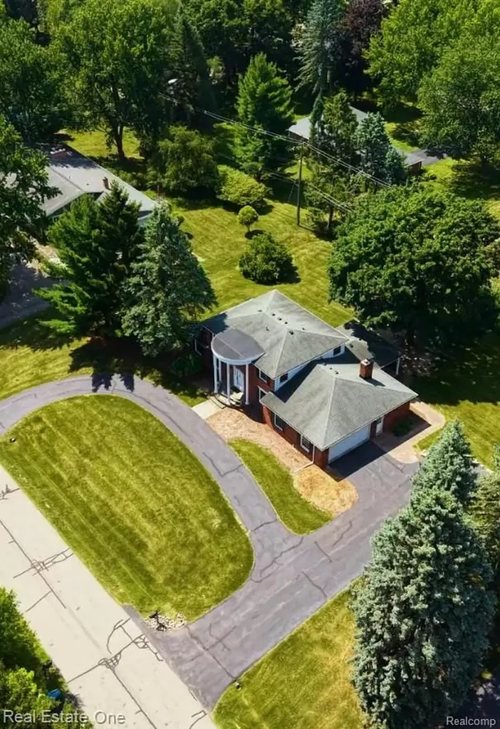 2633 New England Drive Rochester Hills City MI 48309
