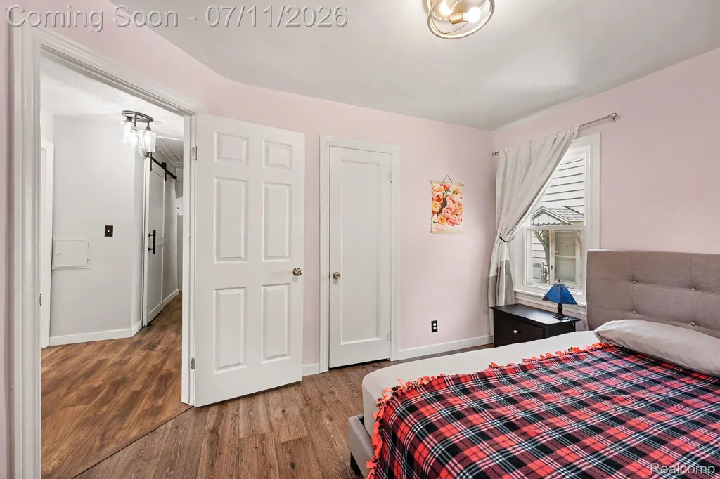 2904 Crooks Road Royal Oak City MI 48073