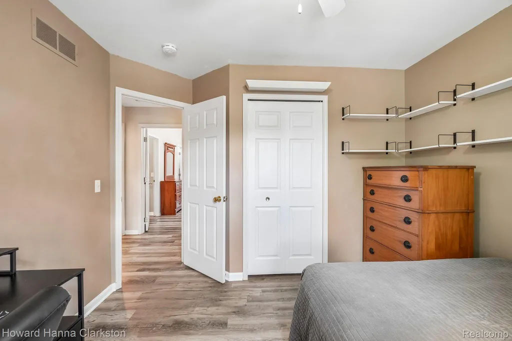 2787 Riverside Drive Waterford Charter Township MI 48329