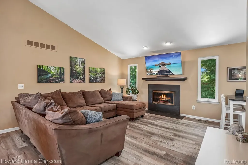 2787 Riverside Drive Waterford Charter Township MI 48329