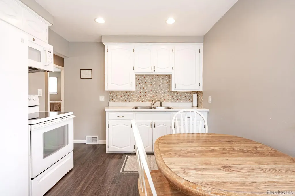 6905 Lathers Street Garden City City MI 48135