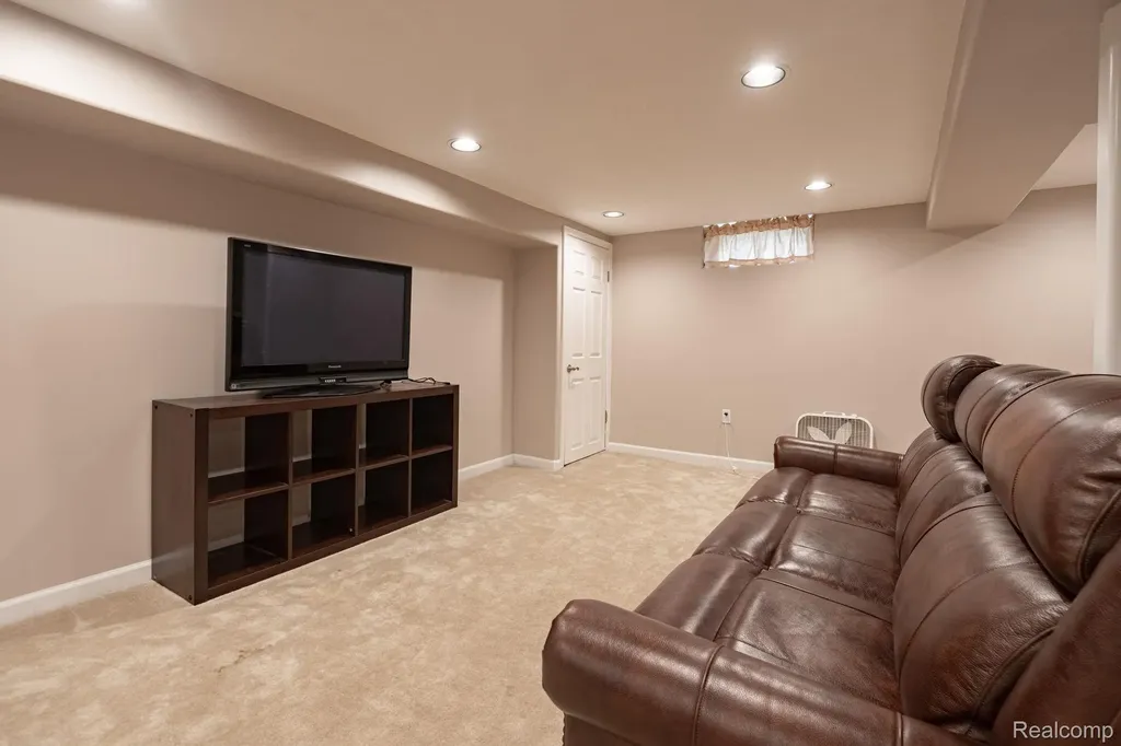 6905 Lathers Street Garden City City MI 48135