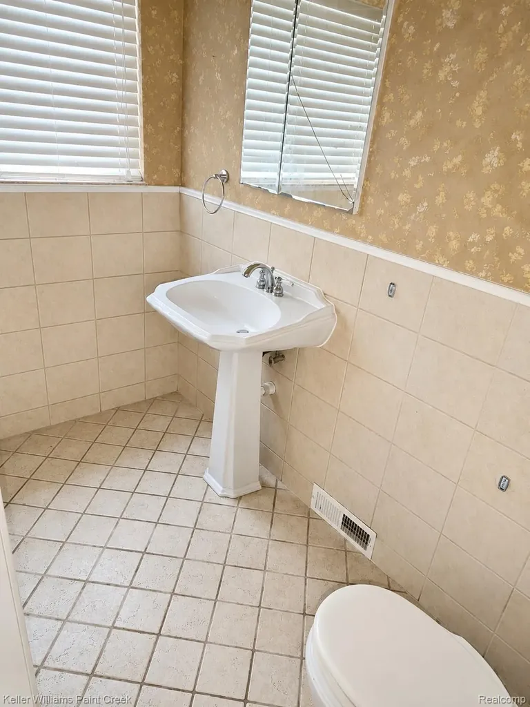22914 Beaconsfield Avenue Eastpointe City MI 48021