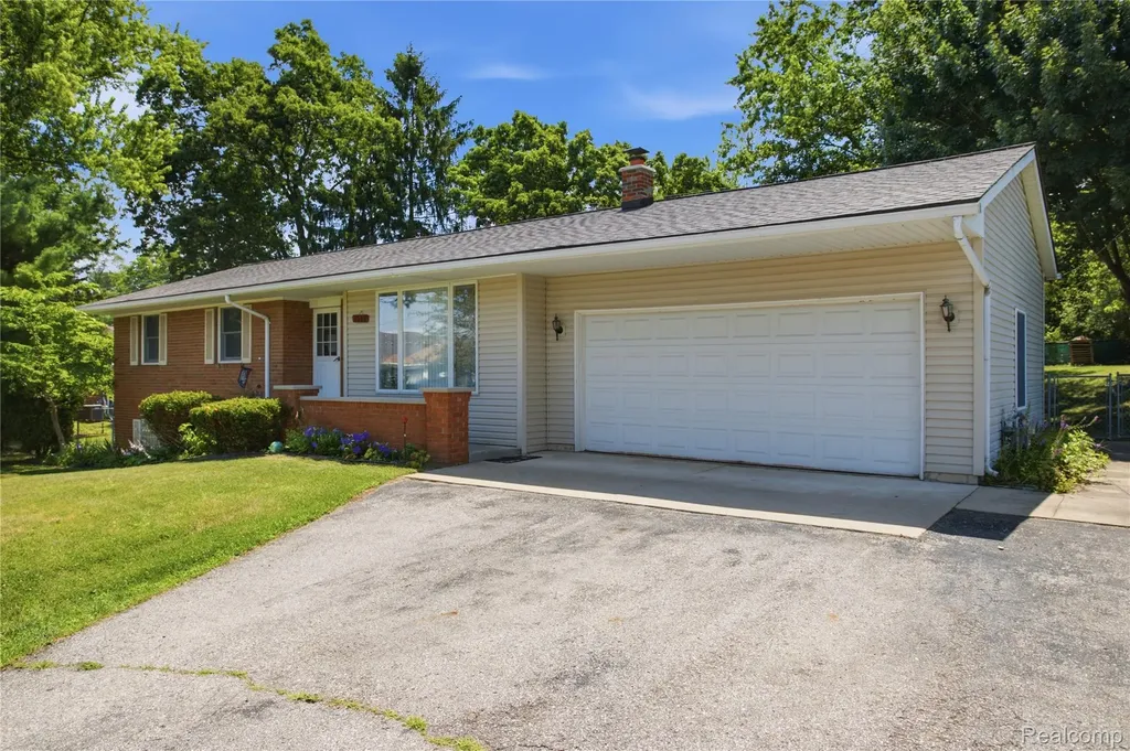 1517 W Oakley Park Road Commerce Charter Township MI 48390