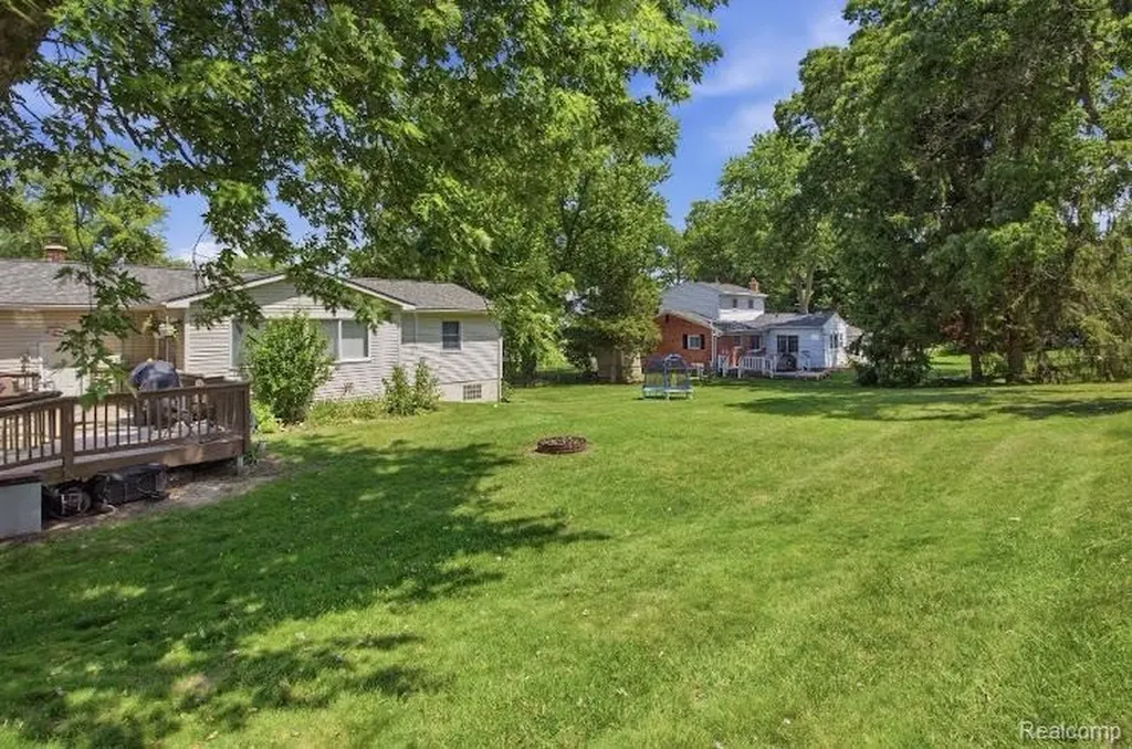 1517 W Oakley Park Road Commerce Charter Township MI 48390
