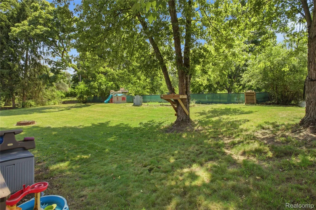 1517 W Oakley Park Road Commerce Charter Township MI 48390
