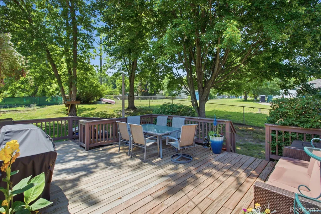 1517 W Oakley Park Road Commerce Charter Township MI 48390