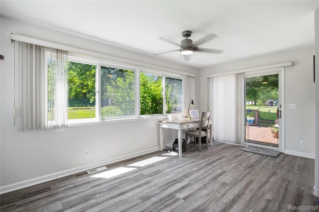 1517 W Oakley Park Road Commerce Charter Township MI 48390
